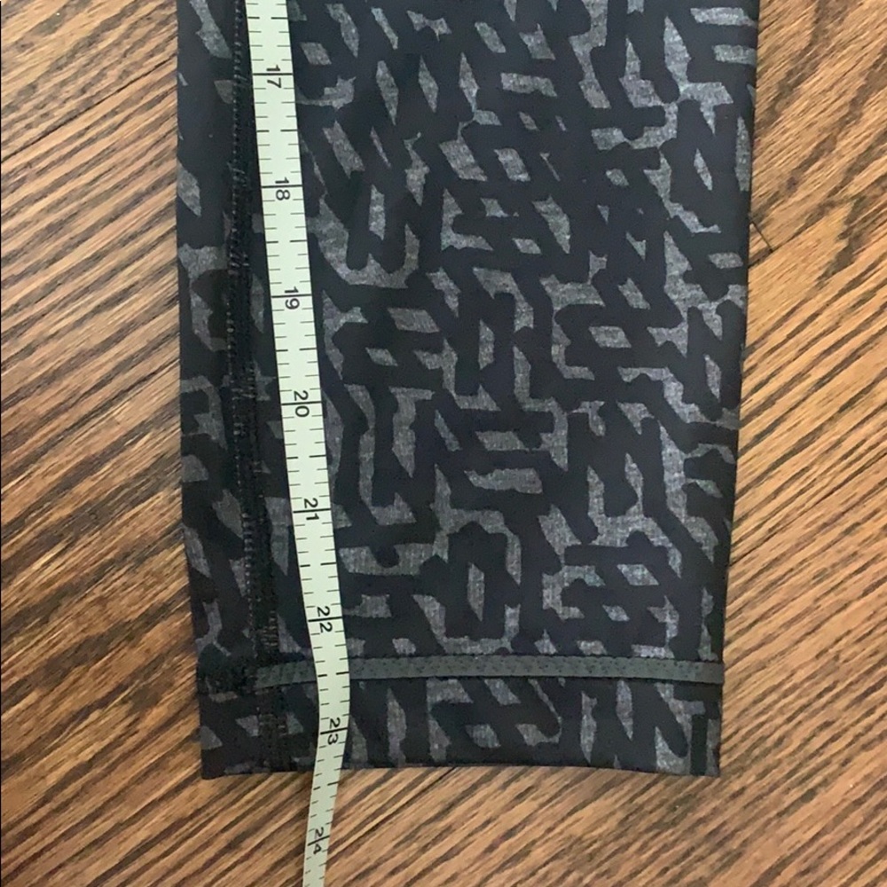 Grey & Black print Size 6 Lululemon Crop - Picture 6 of 7